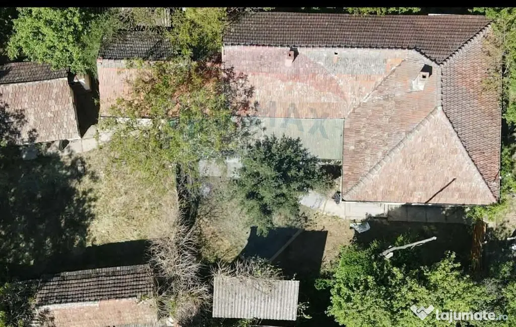 Casă cu gradina mare in Boiu