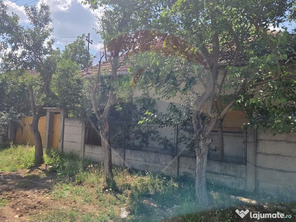 Casă cu gradina mare in Boiu