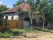 Casă cu gradina mare in Boiu