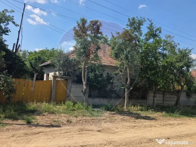 Casă cu gradina mare in Boiu