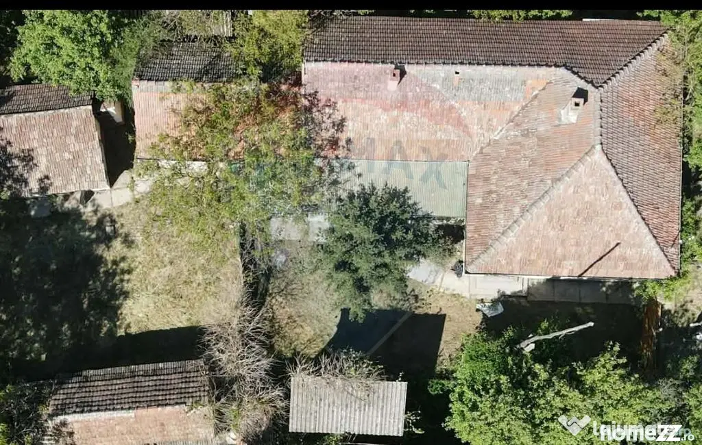 Casă cu gradina mare in Boiu