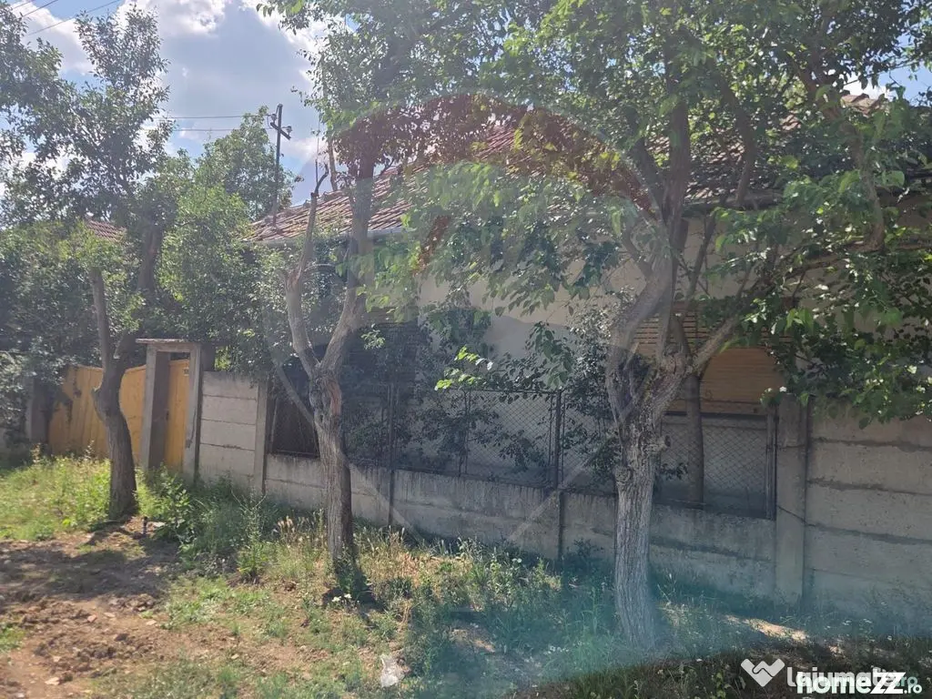Casă cu gradina mare in Boiu