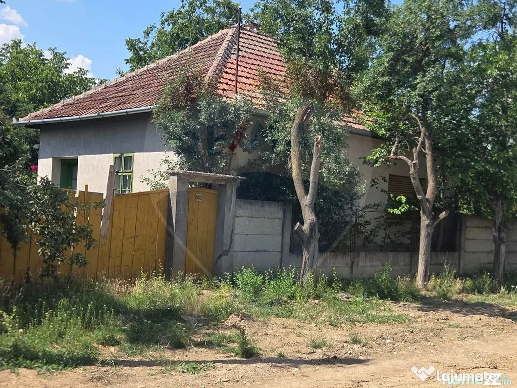 Casă cu gradina mare in Boiu