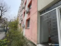 De spatiu comercial la parterul unui bloc 3 camere