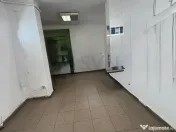 De spatiu comercial la parterul unui bloc 3 camere 