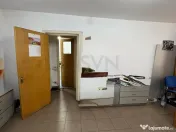 De spatiu comercial la parterul unui bloc 3 camere 