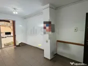 De spatiu comercial la parterul unui bloc 3 camere 