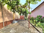 Casă cu teren generos de 1.100 mp, de vânzare în carti... 