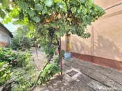 Casă cu teren generos de 1.100 mp, de vânzare în carti...