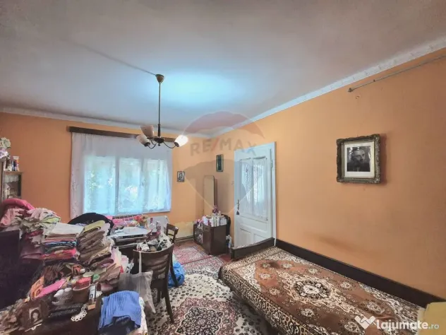 Casă cu teren generos de 1.100 mp, de vânzare în carti...
