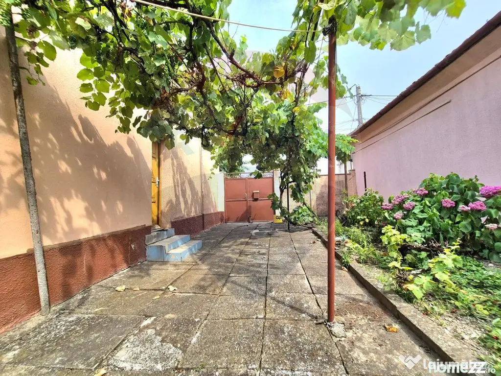 Casă cu teren generos de 1.100 mp, de vânzare în carti...