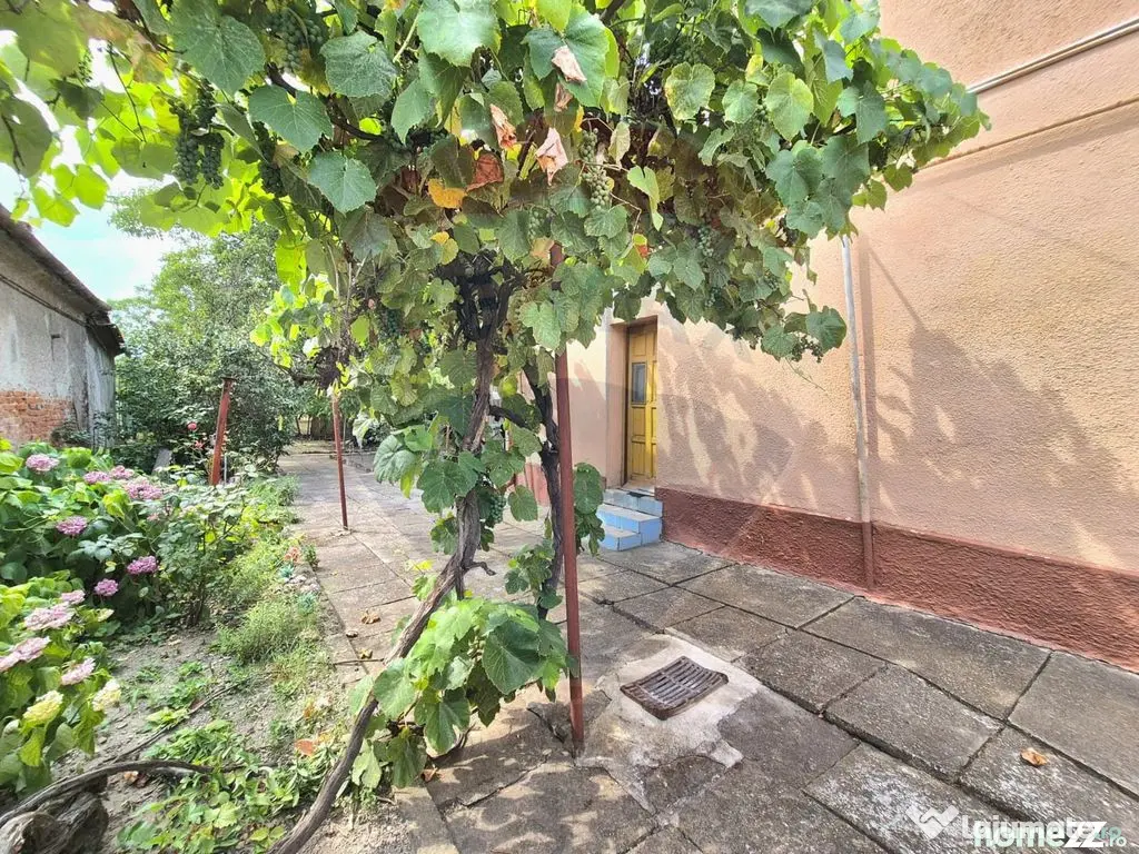 Casă cu teren generos de 1.100 mp, de vânzare în carti...