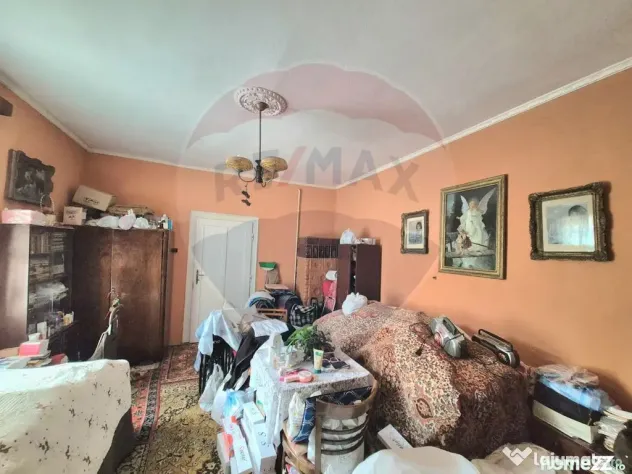 Casă cu teren generos de 1.100 mp, de vânzare în carti...