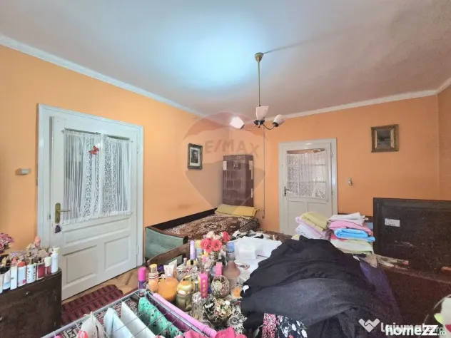 Casă cu teren generos de 1.100 mp, de vânzare în carti...
