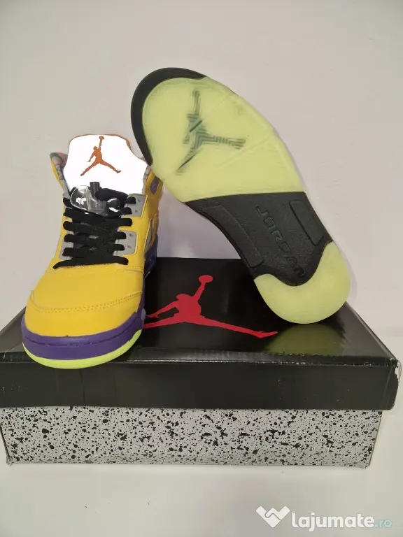 Adidași Jordani Retro 5 41