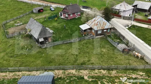 Teren 10.000 mp, cu 2 case, de vacanta, zona Măguri-Răcăt