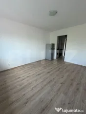 Garsoniera renovata, 22,5 mp, etaj intermediar, geam la baie 