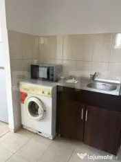 Garsoniera renovata, 22,5 mp, etaj intermediar, geam la baie 