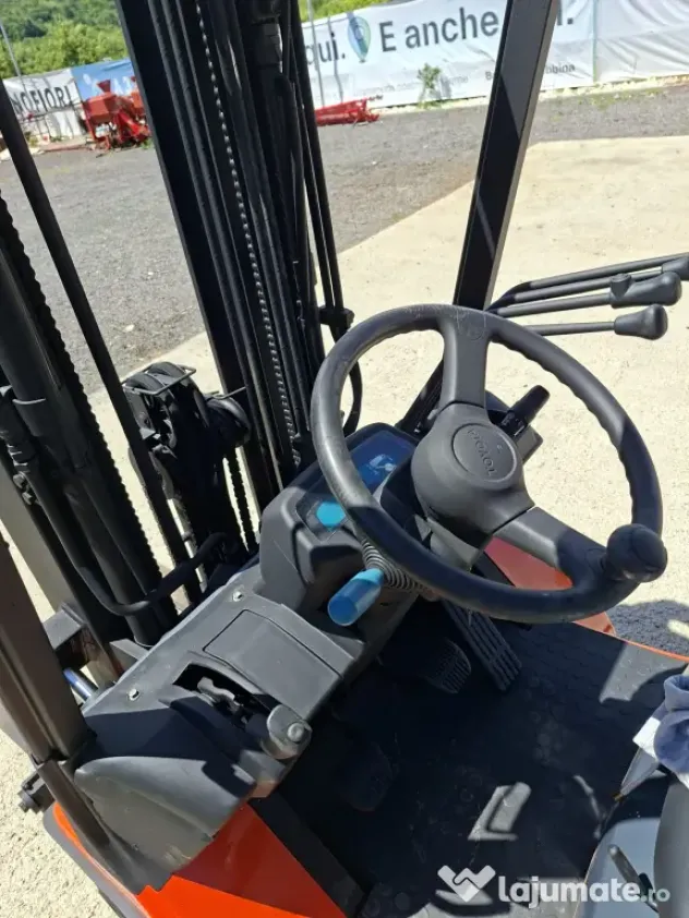 Stivuitor Toyota GPL, 2 t / 4 metri, translație laterala, triplex, anvelope noi