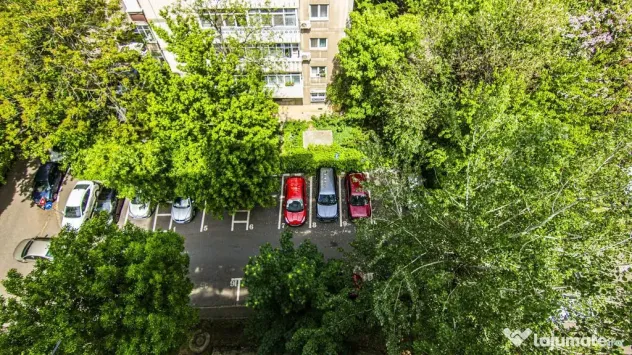 Metrou Lujerului, 2 camere, bucatarie mare, geam la baie,...