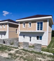 Casa individuala - despartita prin terasa - 4 benzi - zona e 
