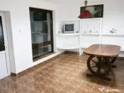 Casă cu 3 apartamente+garaje - 372 mp și teren liber 1.413 