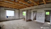 Casă cu trei camere de vânzare