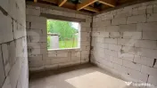 Casă cu trei camere de vânzare