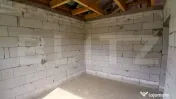 Casă cu trei camere de vânzare