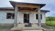 Casă cu trei camere de vânzare