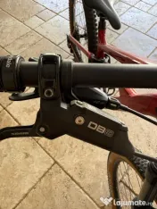 Vând bicicletă - Brandul Cannondale 