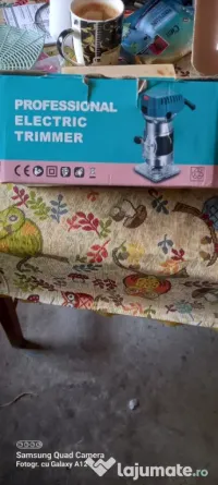 vând router pt lemn cu accesorii
