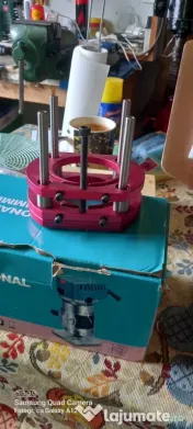 Vând router pt. lemn cu accesorii 