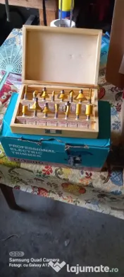 Vând router pt. lemn cu accesorii 