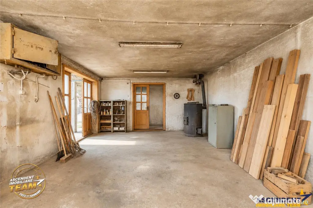 Ansamblu: Casa atelier sura 1.123mp teren, Sat Lunga,
