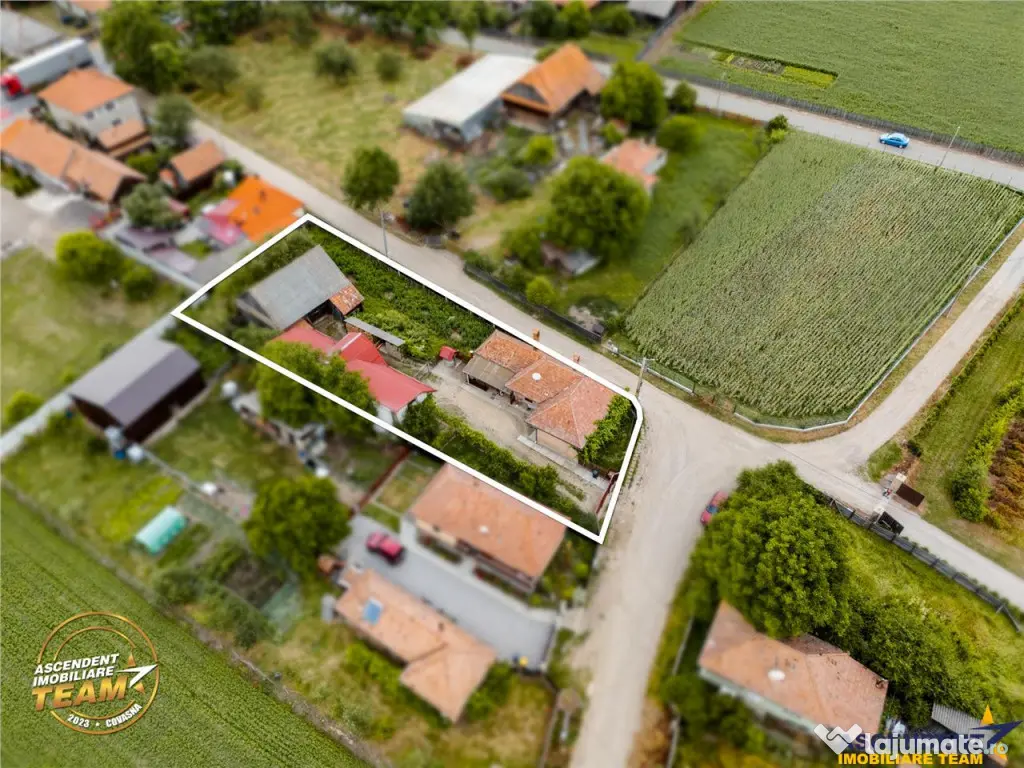 Ansamblu: Casa atelier sura 1.123mp teren, Sat Lunga,
