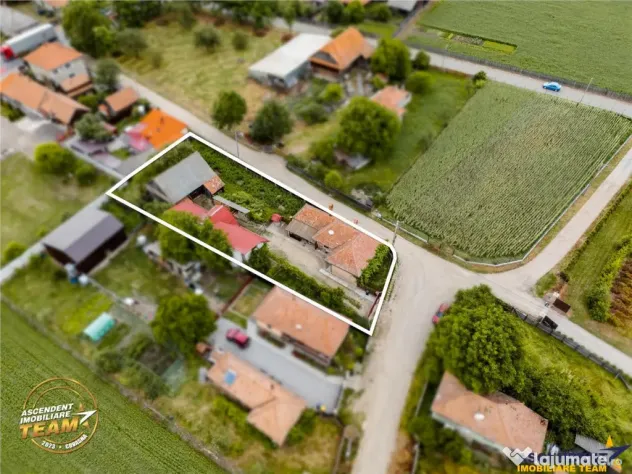 Ansamblu: Casa atelier sura 1.123mp teren, Sat Lunga,