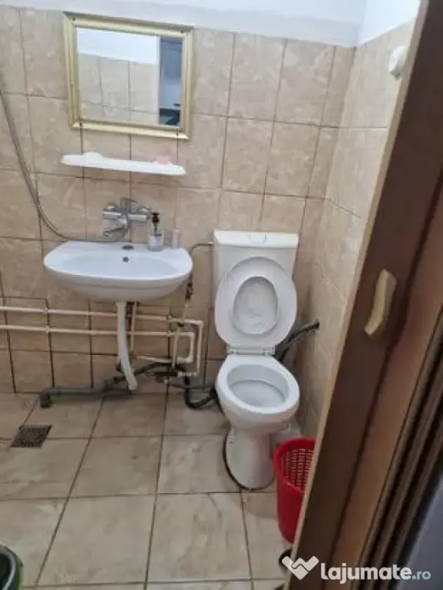 Închiriez garsoniera