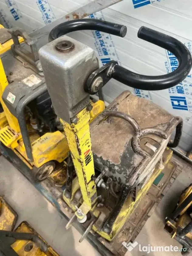 Placă compactoare Ammann AVP 2620 – 3.1 kW, 130 kg, fabricată în 2006