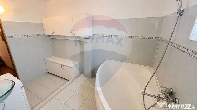 Apartament cu 3 camere de vânzare în zona Rogerius