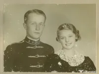 Refac fotografii deteriorate, iar dacă dorești, le pot imprima într-un album sau ți le pot preda în format digital. Pot fi fotografii noi deteriorate sau fotografii vechi — eu ți le repar pe toate. 