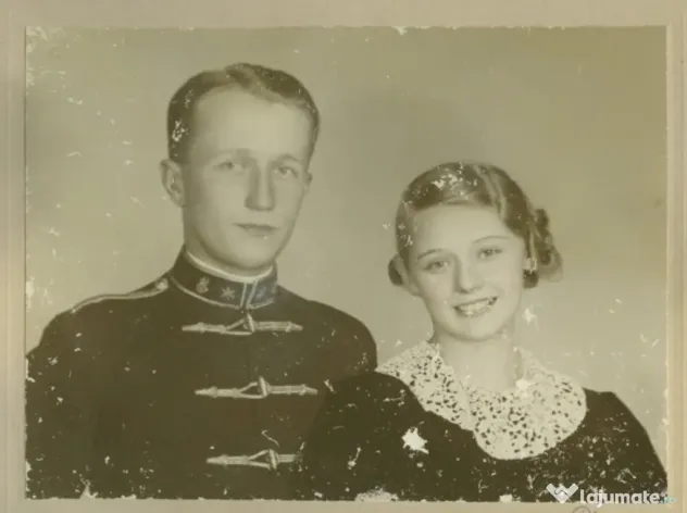Refac fotografii deteriorate, iar dacă dorești, le pot imprima într-un album sau ți le pot preda în format digital. Pot fi fotografii noi deteriorate sau fotografii vechi — eu ți le repar pe toate.