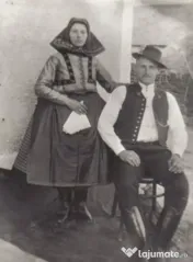Refac fotografii deteriorate, iar dacă dorești, le pot imprima într-un album sau ți le pot preda în format digital. Pot fi fotografii noi deteriorate sau fotografii vechi — eu ți le repar pe toate. 
