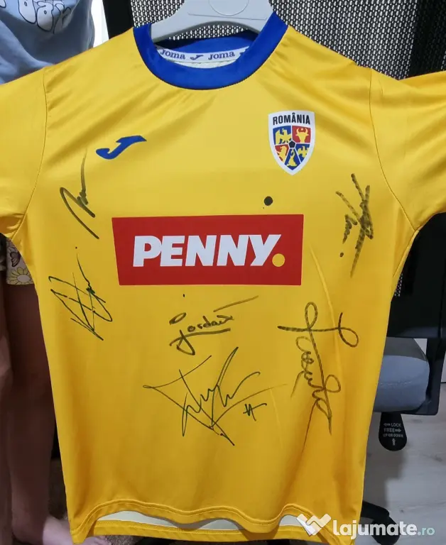 Vând tricou pentru copii al echipei naționale de fotbal cu autografe
