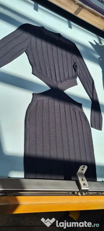 Vand colectie scurta de rochii mulate din vascoza rayon strech.