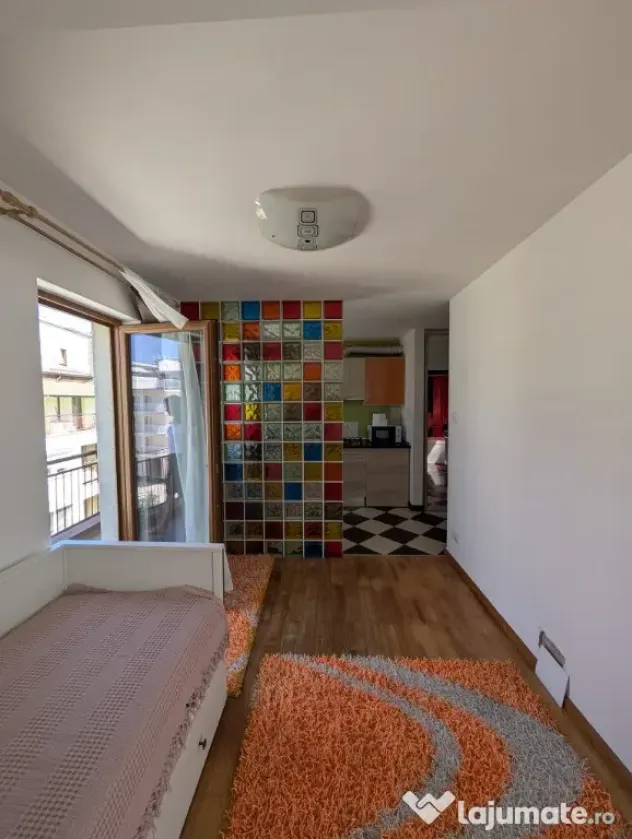 Apartament 44mp, mobilat, garaj, zona Primariei Floresti
