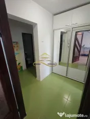 Vând apartament cu 3 camere decomandate in centrul oraș...
