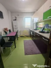 Vând apartament cu 3 camere decomandate in centrul oraș...