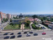 Vând apartament cu 3 camere decomandate in centrul oraș... 