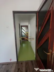 Vând apartament cu 3 camere decomandate in centrul oraș... 